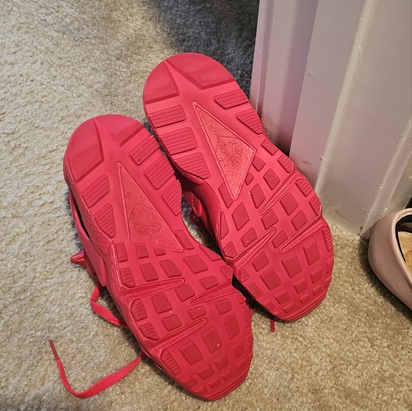 Nike Air Huarache Red Shoe - Picture 8 of 15